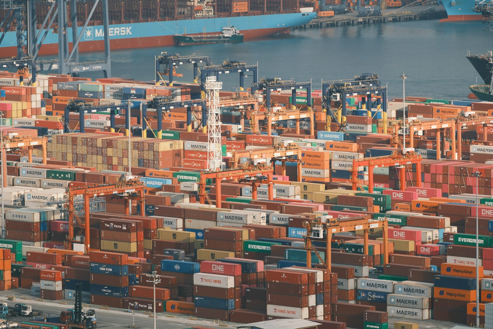 Bãi container tại cảng minh họa vận chuyển hàng hóa quốc tế